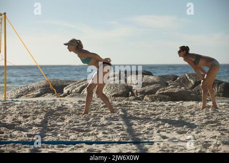 Giocatrici di pallavolo in spiaggia Foto Stock