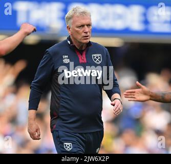 03 set 2022 - Chelsea contro West Ham United - Premier League - Stamford Bridge un arrabbiato David Moyes si avvicina per confrontarsi con l'arbitro Andrew Madley alla fine della partita a Stamford Bridge Picture : Mark Pain / Alamy Live News Foto Stock