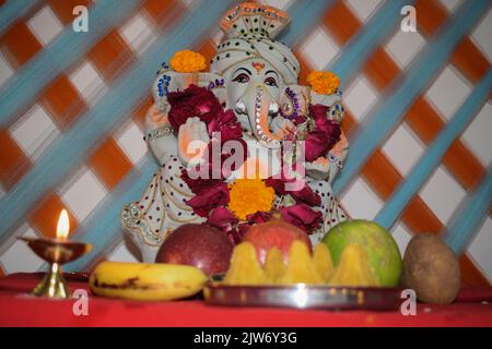 Ganesh chaturthi decorazione idee a casa . Ganesh chaturthi celebrazione in India. Lord Ganesha eco amichevole idolo statua. Ganpati pooja aarti a casa Foto Stock