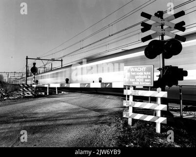 Vista dell'attraversamento ferroviario sicuro di Ahob sulla linea Utrecht-Amersfoort sulla Voordorpsedijk di Groenekan mentre si passa un treno. Foto Stock