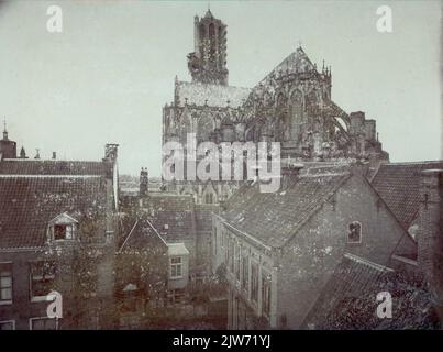 Vista del Domkerk (Domplein) a Utrecht, da est, dal piano attico della casa dietro St.-Pieter 22; In primo piano una parte del retro della casa dietro il Duomo 20 (a sinistra) e la parete laterale dell'ufficio postale principale dietro il Duomo (dietro il Duomo 14). Foto Stock