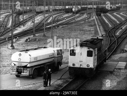 Vista del sito di shunting di Kijfhoek con un camion-cisterna in primo piano e la locomotiva diesel-elettrica radiocomandata n. 2270 (serie 2200/2300) del N.S. Foto Stock