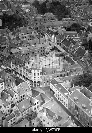 Panoramica della parte del centro della città di Utrecht tra il Domkerk e De Drift, visto dalla torre del Duomo. In primo piano l'angolo di Korte Jansstraat e dietro St.-Pieter. Foto Stock