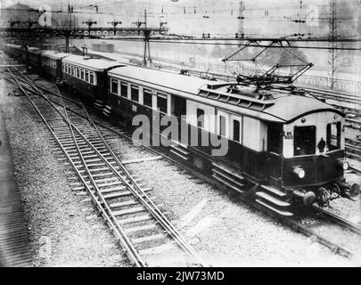 Immagine di un treno costituito da carrelli dispositivo di accumulo elettrico ('Block Box', Mat. 1924) della N.S. Con il veicolo a motore N° BD 9012 ad Amsterdam davanti. Foto Stock