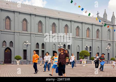 Congregazione che parte dopo la messa nella Cattedrale di Maria Regina del Rosario ad Haiphong, Vietnam Foto Stock