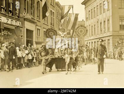 Immagine della parata all'Oudkerkhof di Utrecht durante la Maskerade in occasione della celebrazione del 59th° anniversario dell'Università di Utrecht, con il tema 'Cortez'. Foto Stock