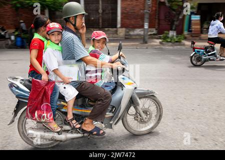 Quattro membri della famiglia vietnamita in moto, Hai Phong, Vietnam Foto Stock