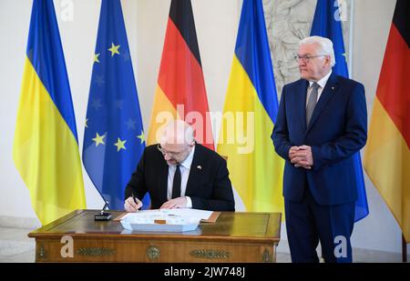 Berlino, Germania. 04th Set, 2022. Denys Shmyhal, primo ministro dell'Ucraina, firma il libro degli ospiti prima dell'incontro con il presidente tedesco Frank-Walter Steinmeier al Palazzo Bellevue. Credit: Bernd von Jutrczenka/dpa/Alamy Live News Foto Stock