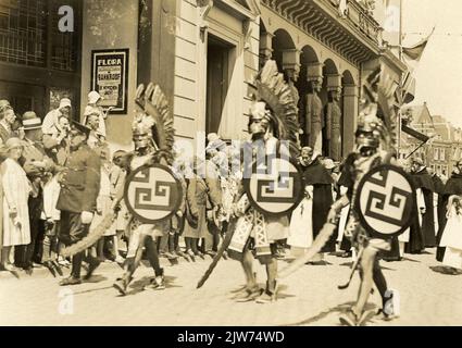 Immagine della parata sull'Oudegracht di Utrecht durante la Maskerade in occasione della celebrazione del 59th° anniversario dell'Università di Utrecht, con il tema 'Cortez'. Foto Stock