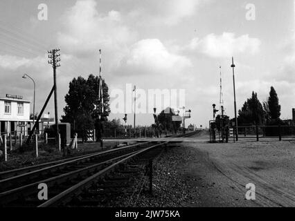 Vista di un passaggio ferroviario sicuro di Ahob nel Lingedijk a Tiel. Foto Stock