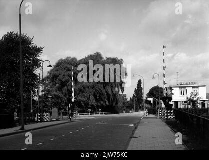 Vista di un passaggio ferroviario sicuro di Ahob nel Lingedijk a Tiel. Foto Stock