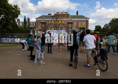 Londra, Regno Unito. 31st ago, 2022. La gente osserva i tributi alla principessa Diana fuori delle porte del Kensington Palace a Londra. I tributi di massa della defunto principessa Diana adornano le porte di Kensington Palace e i wishers segnano il 25th° anniversario della morte del Royal in un incidente d'auto a Parigi. (Credit Image: © Tejas Sandhu/SOPA Images via ZUMA Press Wire) Foto Stock