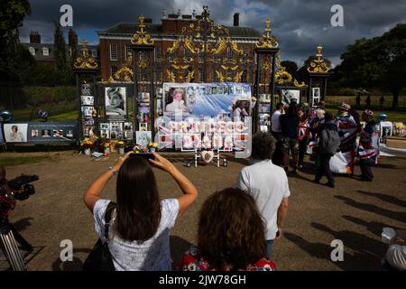 31 agosto 2022, Londra, Regno Unito: La gente osserva i tributi alla principessa Diana fuori dalle porte di Kensington Palace a Londra. I tributi di massa della defunto principessa Diana adornano le porte di Kensington Palace e i wishers segnano il 25th° anniversario della morte del Royal in un incidente d'auto a Parigi. (Credit Image: © Tejas Sandhu/SOPA Images via ZUMA Press Wire) Foto Stock