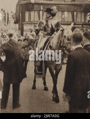 Immagine del Principe Willem van Oranje (presentata da W.F. Clifford Kocq van Breugel) nella parata di Maskerade con il tema 'l'ingresso del principe Willem van Oranje a Utrecht nel 1577', in occasione del 60th° anniversario (300 anni di esistenza) dell'Università di Utrechtse dove si trova al municipio (Stadhuisbrug) dal sindaco Vai via. Ter Pelkwijk riceve un bicchiere di champagne. Foto Stock