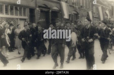 Immagine di un soldati tedeschi nella Hoofdstraat a Veenendaal durante la liberazione da parte di membri delle forze armate nazionali, con grande interesse da parte degli astanti. Foto Stock