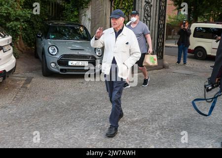 Berlino, Germania. 02nd Set, 2022. L'attore, musicista, pittore e scrittore Armin Mueller-Stahl arriva al Regent Schlosshotel al "Movie Meets Media". Credit: Gerald Matzka/dpa/Alamy Live News Foto Stock