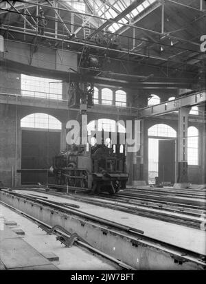 Interno del deposito IV dell'officina centrale della H.S.M. di Haarlem: Padiglione 24, durante la prova di una delle due gru a motore con la locomotiva a vapore n° 4 'Diana' (serie 1-15, 26-30) della H.S.M. Foto Stock