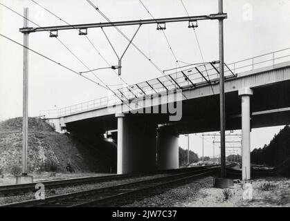 Vista del viadotto nella Rijksweg 28 sulla linea ferroviaria Amersfoort-Zwolle vicino a Nunspeet. Foto Stock