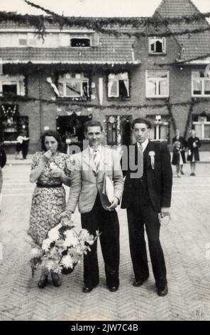 Immagine di alcuni residenti locali nella Albatrosstraat a Utrecht durante i festeggiamenti in occasione, presumibilmente, del giorno della Regina. Foto Stock