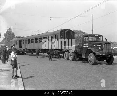 Immagine del trasporto di una carrozza di un treno elettrico danneggiato durante la guerra. 1940 (n. 305?) Del N.S. In camion dalla compagnia di trasporti Wassink in Amersfoort, per una mostra all'Ahoy-Hallen di Rotterdam. Foto Stock