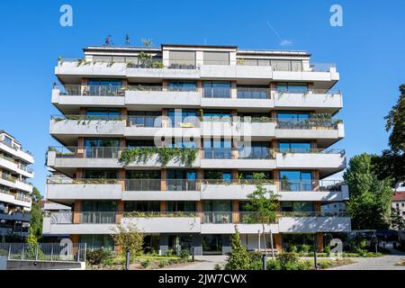 Moderno appartamento grigio in una giornata di sole a Berlino, Germania Foto Stock