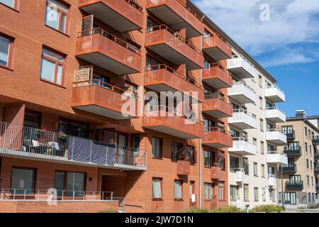 Edifici di appartamenti rossi e bianchi con molti balconi visti a Berlino, in Germania Foto Stock