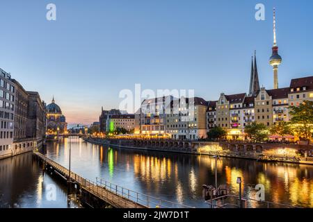 Il Nikolaiviertel, il fiume Sprea e la Cattedrale di Berlino dopo il tramonto Foto Stock