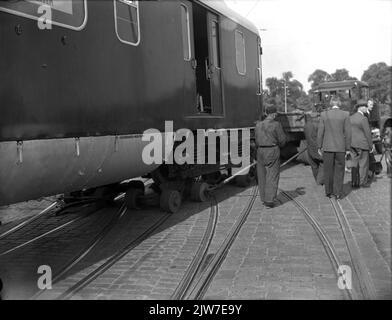 Immagine del trasporto di una carrozza di un treno elettrico opaco. 1946 della N.S. In camion dalla compagnia di trasporti Wassink in Amersfoort, per una mostra all'Ahoy-Hallen di Rotterdam. Foto Stock
