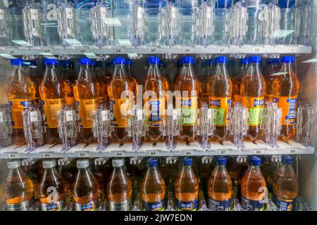 Bottiglie di plastica di Irn-Bru in vendita in un distributore automatico di bevande in Scozia. Foto Stock