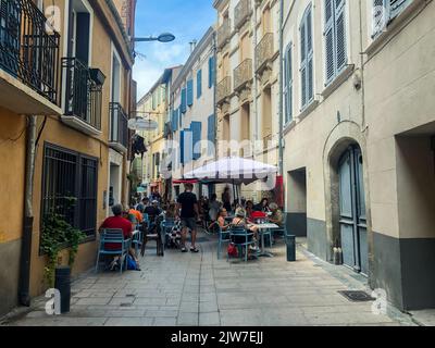 Perpignan, Francia, gente di folla, scene di strada; ristorante francese Bistro Terrazza sulla piccola strada 'la Carmagnole' Foto Stock