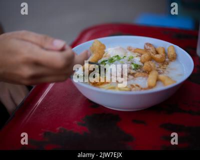 Porridge cinese con uovo in un intestino con donughnut cinese . Concetto di prima colazione impostato per il marketing Foto Stock