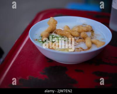 Porridge cinese con uovo in un intestino con donughnut cinese . Concetto di prima colazione impostato per il marketing Foto Stock