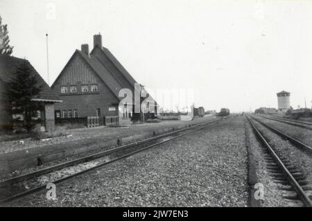 Vista del Salvador Allendeplein di Utrecht con il viadotto ferroviario sulla destra nella linea Utrecht - Amersfoort sul Brailledreef di Utrecht. Foto Stock