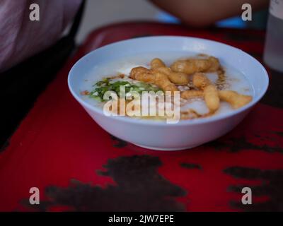 Porridge cinese con uovo in un intestino con donughnut cinese . Concetto di prima colazione impostato per il marketing Foto Stock