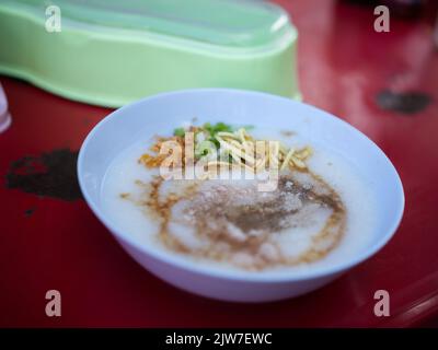 Porridge cinese con uovo in un intestino con donughnut cinese . Concetto di prima colazione impostato per il marketing Foto Stock