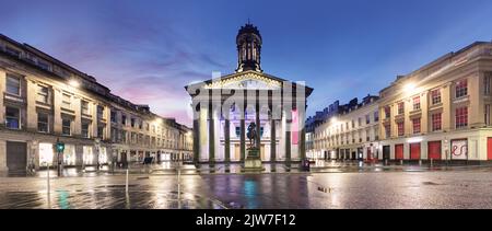 Panorma della Galleria d'Arte moderna (Goma) di Glasgow di notte, Scozia. Glasgow è la città più grande della Scozia Foto Stock
