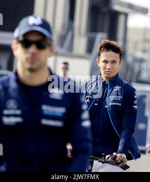 ZANDVOORT - Nicholas Latifi (Williams) e Alexander Albon (Williams) arrivano nel paddock davanti al Gran Premio d'Olanda F1 sul circuito van Zandvoort il 4 settembre 2022 a Zandvoort, Paesi Bassi. KOEN VAN WEEL Foto Stock