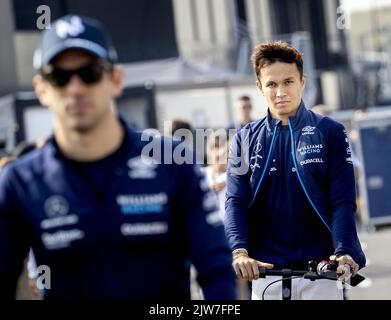 ZANDVOORT - Nicholas Latifi (Williams) e Alexander Albon (Williams) arrivano nel paddock davanti al Gran Premio d'Olanda F1 sul circuito van Zandvoort il 4 settembre 2022 a Zandvoort, Paesi Bassi. KOEN VAN WEEL Foto Stock