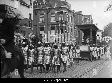 Immagine della parata della Burgemeester Reigerstraat a Utrecht durante la Maskerade in occasione della celebrazione del 58th° anniversario (290th° anniversario) dell'Università di Utrecht, con il tema 'Ichnaton'. Foto Stock