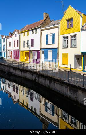 Le facciate colorate di vecchie case si riflettono nelle acque del fiume Somme nel quartiere storico di Saint-Leu ad Amiens, Francia. Foto Stock