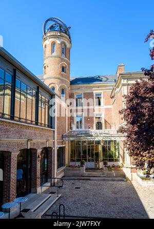 Cortile dell'ex residenza privata di Jules Verne con torre ad Amiens, Francia. Foto Stock