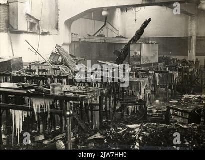 Interno della stazione centrale bruciata (Stationsplein) a Utrecht dopo l'incendio nella sera del 17 dicembre 1938: Restauro. Foto Stock