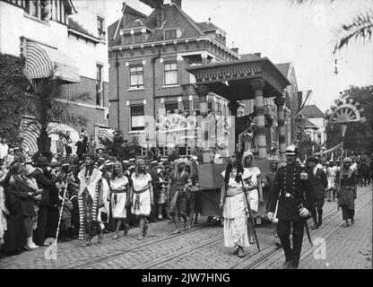 Immagine della parata della Burgemeester Reigerstraat a Utrecht durante la Maskerade in occasione della celebrazione del 58th° anniversario (290th° anniversario) dell'Università di Utrecht, con il tema 'Ichnaton'. Foto Stock