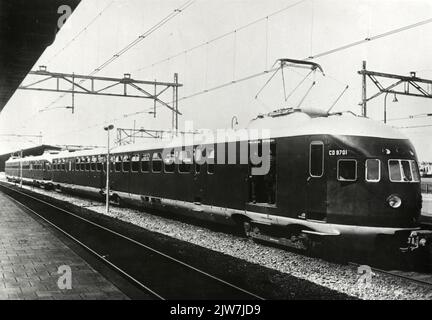 Vista del volo con il collegamento dei capelli, dove la raffinata linea ferroviaria per Rhenen attraversa la linea ferroviaria Utrecht-Arnhem piano irregolare. A sinistra sullo sfondo i pilastri del viadotto spezzato della linea ferroviaria verso Amersfoort. Foto Stock