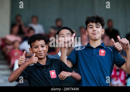 MAASTRICHT, PAESI BASSI - SETTEMBRE 4: Tifosi MVV durante la partita olandese di Keukenkampioendivisie tra MVV e Roda JC allo Stadion de Geusselt il 4 settembre 2022 a Maastricht, Paesi Bassi (Foto di Frank Kerbusch/Orange Pictures) Foto Stock