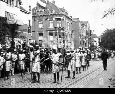 Immagine della parata della Burgemeester Reigerstraat a Utrecht durante la Maskerade in occasione della celebrazione del 58th° anniversario (290th° anniversario) dell'Università di Utrecht, con il tema 'Ichnaton'. Foto Stock