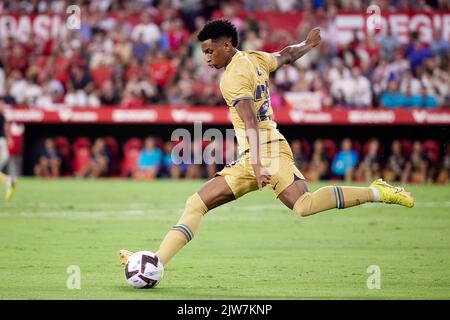 Siviglia, Spagna. 03rd Set, 2022. Alejandro Balde (28) del FC Barcelona visto durante la partita di LaLiga Santander tra il Sevilla FC e il FC Barcelona all'Estadio Ramon Sanchez Pizjuan di Siviglia. (Photo Credit: Gonzales Photo/Alamy Live News Foto Stock