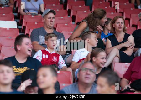 MAASTRICHT, PAESI BASSI - SETTEMBRE 4: Tifosi MVV durante la partita olandese di Keukenkampioendivisie tra MVV e Roda JC allo Stadion de Geusselt il 4 settembre 2022 a Maastricht, Paesi Bassi (Foto di Frank Kerbusch/Orange Pictures) Foto Stock