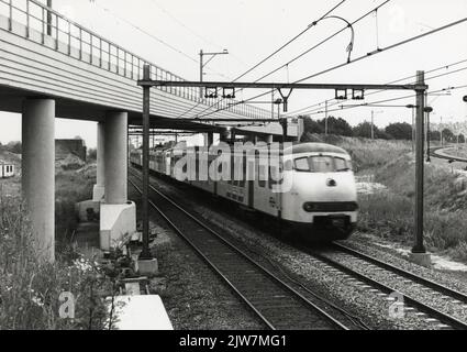 Vista del nuovo volo per la linea ferroviaria verso Rhenen sulla linea Utrecht-Arnhem al collegamento dei capelli, con tre treni elettrici collegati Matt. 1964 (piano V) sulla strada verso Arnhem. Sulla sinistra sullo sfondo, il viadotto ora distrutto sulla linea ferroviaria Amersfoort-Kesteren. Foto Stock