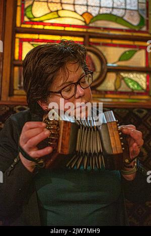 Donna che suona Regondi durante una sessione di musica tradizionale al Peveril of the Peak Pub di Great Bridgewater St, Manchester Foto Stock